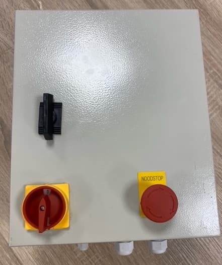 Kopplingsskåp med fjärrkontroll för hydraulaggregat